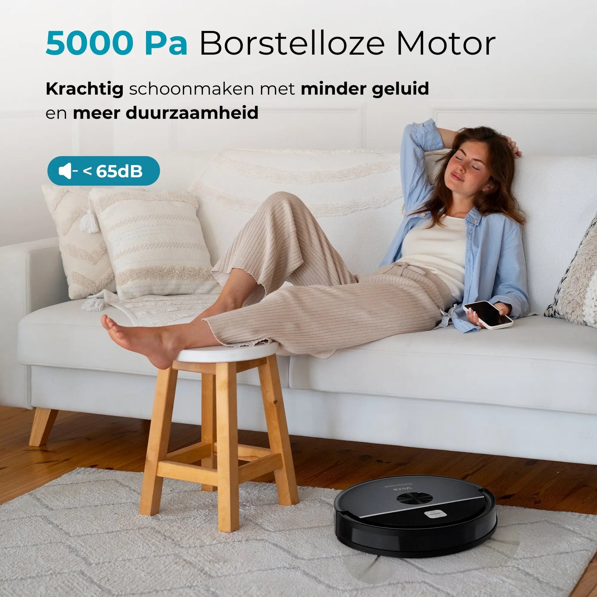 Vrouw ontspant terwijl Vera robotstofzuiger automatisch schoonmaakt